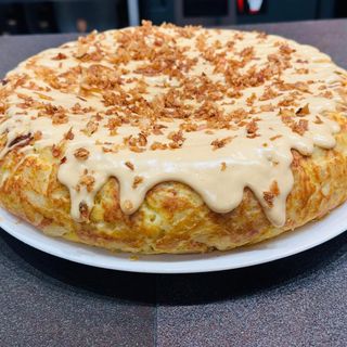 Tortilla de patatas rellena de costilla iberica desmechada a la barbacoa