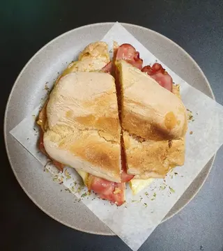 Bifana com Ovo Queijo e Bacon