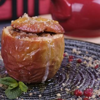 Яблуко печене з курагою, горіхами та родзинками 