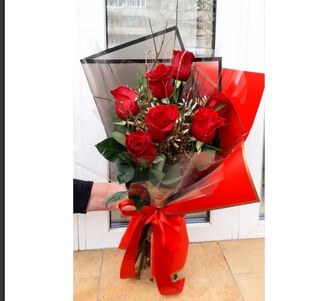 Buchet cu 7 trandafiri rosii 