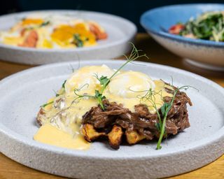 Яйцо Бенедикт  Рваное мясо 