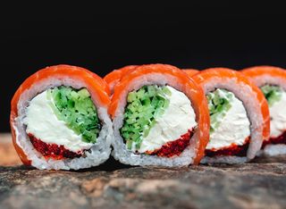 Рол Філадельфія зі свіжим лососем deluxe (310г)