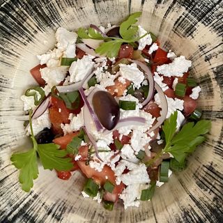 Домашна салата с печен пипер, домат и фермерско сирене