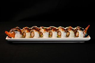 N14A Roll Langostinos arrebozado, aguacate, anguila y Foie Flameado.