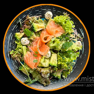 Зелений великий салат з слабосоленим лососем