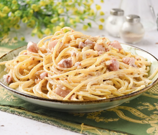 Carbonara con jamón, beicon, huevo y queso