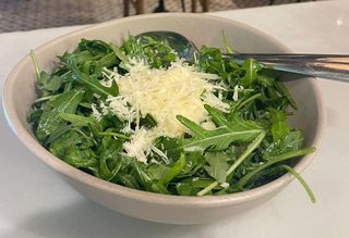 Ensalada rúcula y queso