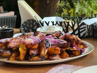 Pileca krilca porcija 700 g prilog pekarski krompir