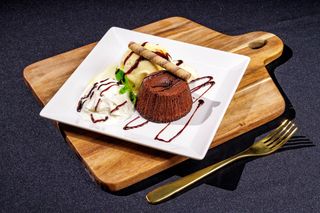 Lava cake de ciocolată și înghețată de vanilie