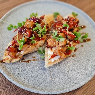 Брускети з курячим філе та овочами теріякі