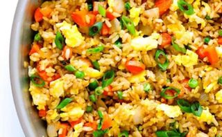 Orez prajit cu legume si pui in stil asiatic