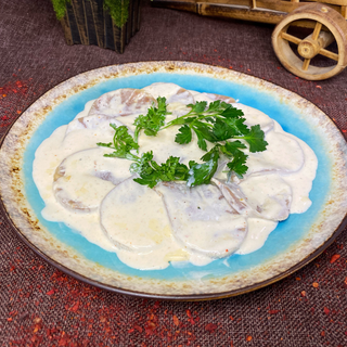 Язык в сливочном соусе