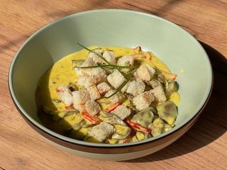 КУРЯЧІ СЕРДЕЧКА У ВЕРШКОВОМУ СОУСІ КАРІ (300g)