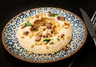Hummus cu carne și muguri de pin