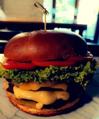 Мега Бургер 500г бріош (відрізняється від фото,без листа салата)