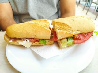 Viena De Beicon Con Tomate Y Queso