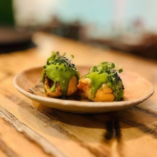 Buñuelo de bacalao sobre hummus