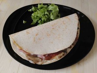 Pancetta Toscana, squacquerone, funghi porcini, pomodori