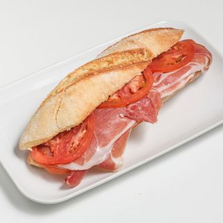 Jamón con tomate (montado)