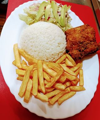 Pollo Frito,patatas,arroz,ensalada y aguacate