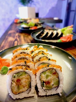 Tatar Sake Roll - warzywa w tempurze zawinięte w tatara z łososia