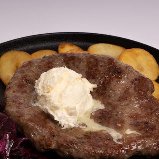 Pljeskavica sa kajmakom