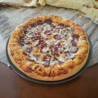 Pizza sa suhim mesom velika