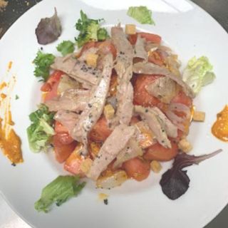 ensalada de ventresca con cebolla, tomate, alcaparras y vinagre de módena