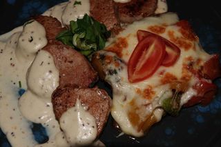 Muschiulet de porc cu sos de mustar dijon si legume sote