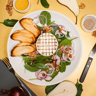 Sałatka ze szpinakiem i grillowanym camembertem