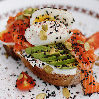 Авокадо тост з лососем