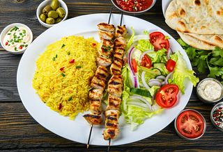 Plat  kebab poulet  avec riz et entrées