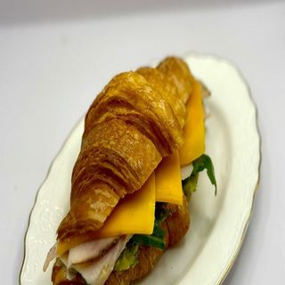  კრუასანი ინდაურის ლორით და ყველით