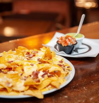 Nachos Machos: con pollo o bacon