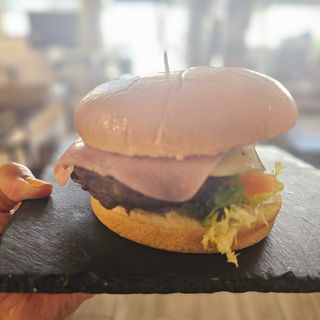 HAMBURGUERSA MONDA Y LIRONDA 