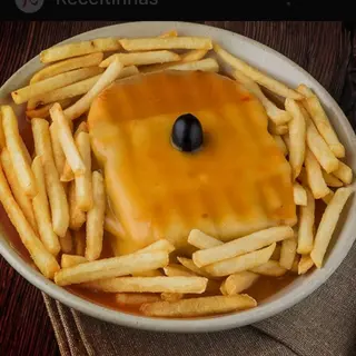Francesinha com Ovo ou Batata