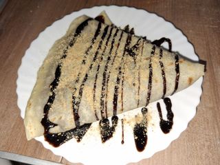 Slatka palačinka sa kremom i plazmom