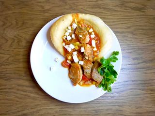 Утиное филе на жаренной лепешке в пикантном соусе