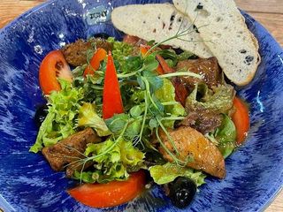 САЛАТ ТЕПЛИЙ З ТЕЛЯТИНОЮ (220g)