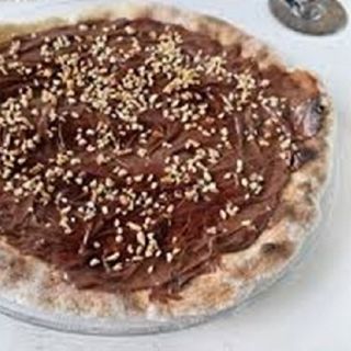 Pizza alla Nutella con granella di mandorle