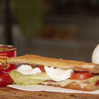 Vegetariano con tonno más grande