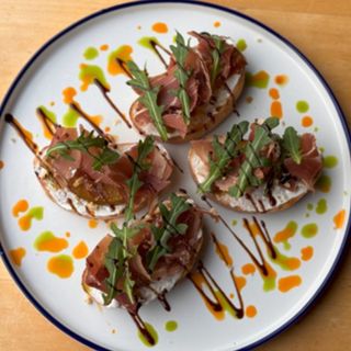 Брускетта з карамелізованою  грушею і хамоном