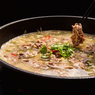 Otoro di manzo con verdure sott'aceto 酸汤肥牛