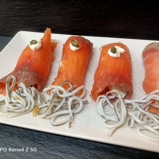 Rollitos de salmón rellenos de cangrejo y gulas (4 uds)