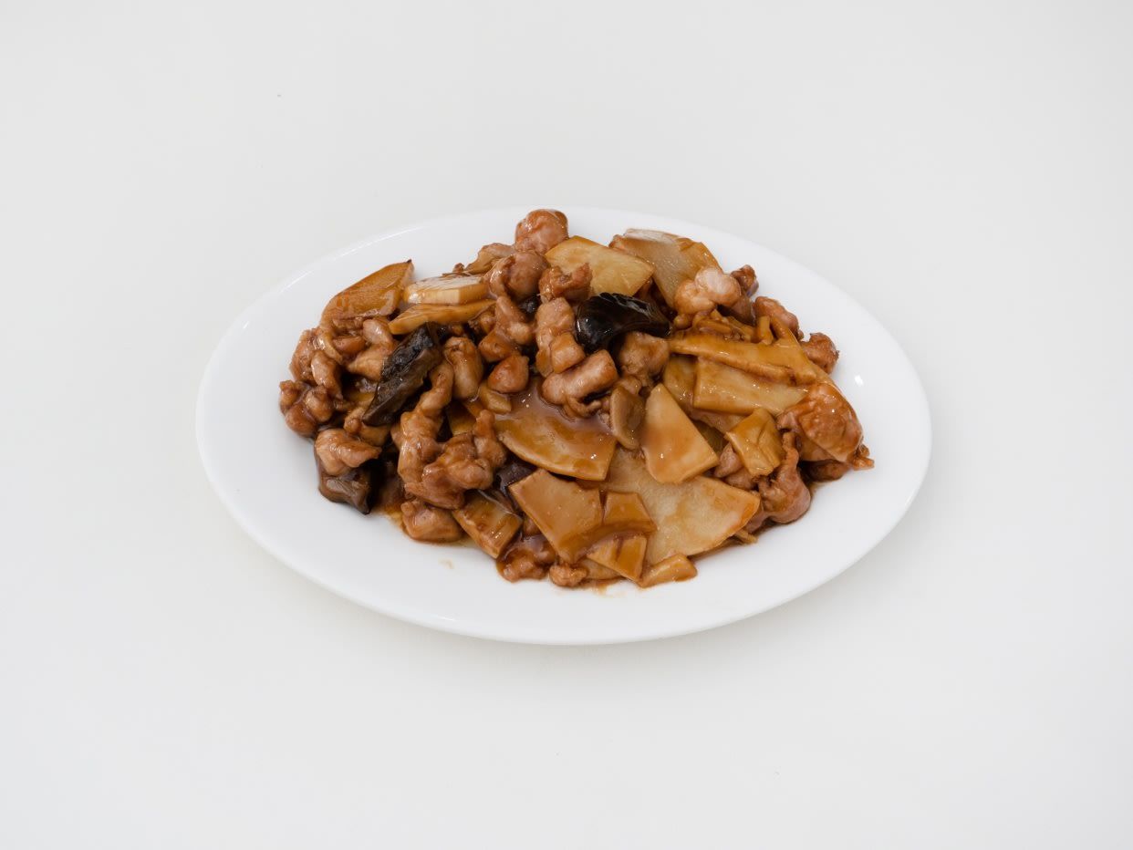 Pollo con bambú y setas 