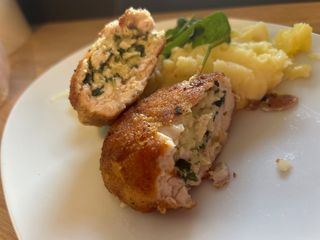 Kotlet drobiowy faszerowany szpinakiem i serem mozzarella z ziemniakami i surówką
