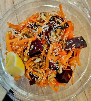 Есенна салата с цвекло, морков, орехи, сусам, лимон (400 гр)