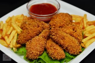 Aripioare de pui picante, cartofi prajiti 200/150 gr