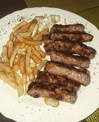 Ćevapi i pomfrit