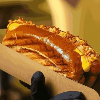 Бріош з молочною сосискою